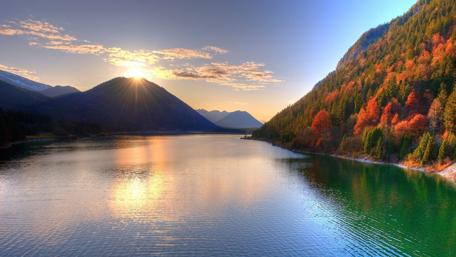 Majestic Sunset Over Tranquil Lake Waters wallpaper