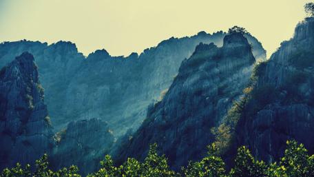 Majestic Mountain Peaks in Serene Light wallpaper