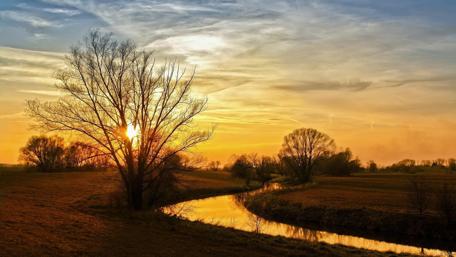 Serene Sunset Over Tranquil River Bend wallpaper