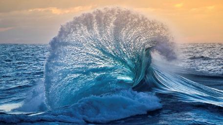 Ocean's Majestic Dance at Dusk wallpaper