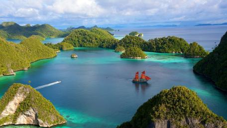 Tranquil Sea Adventure in Nature's Embrace wallpaper