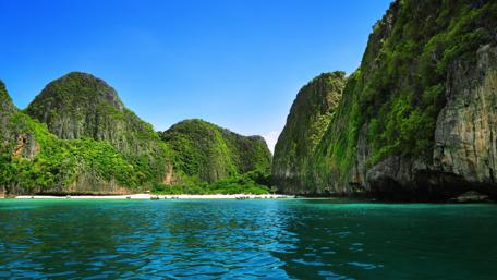 Serene Tropical Paradise with Crystal Clear Waters wallpaper