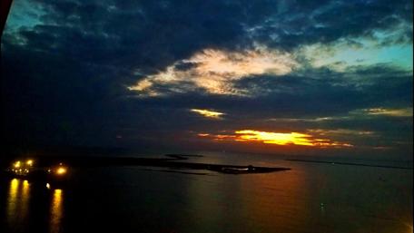 Serene Sunset Over Calm Waters wallpaper