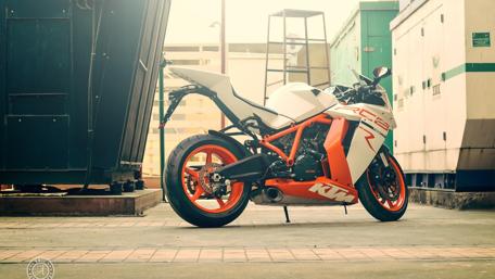 Sleek Sports Bike in Urban Setting wallpaper