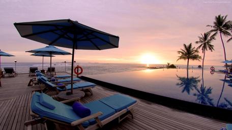 Serene Beach Sunset Over Tranquil Waters wallpaper