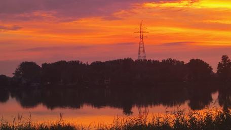 Vibrant Sunset Over Calm Waters wallpaper