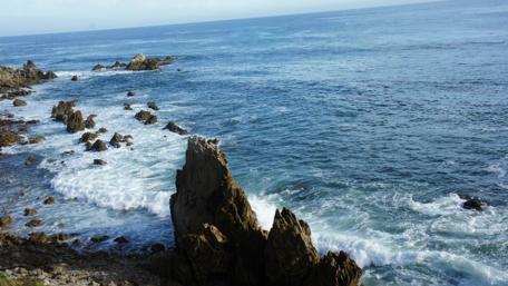 Tranquil Waves against Rugged Rocks in Nature wallpaper