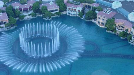 Serene Urban Oasis with Stunning Fountain Show wallpaper