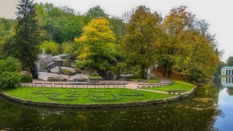 Serene Park in Autumn Splendor wallpaper