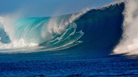 Majestic Ocean Wave Riding the Horizon wallpaper