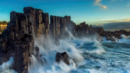 Majestic Sea Cliffs and Ocean Waves wallpaper