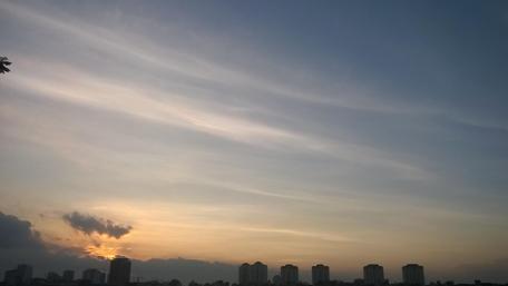 Serene Sunset Over Urban Horizon wallpaper