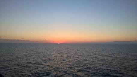 Serene Sunset Over Tranquil Waters wallpaper