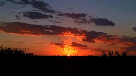 Vibrant Evening Sky Overlooking the Horizon wallpaper