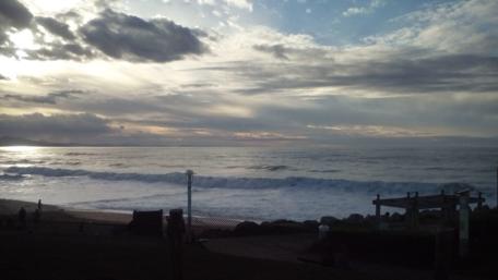Serene Ocean Waves at Dusk wallpaper