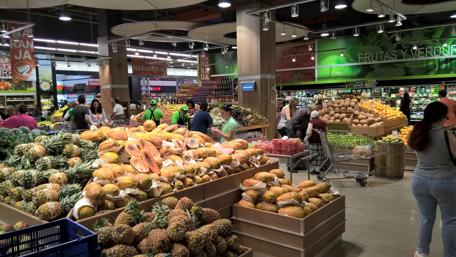 Vibrant Market of Fresh Produce and Delights wallpaper