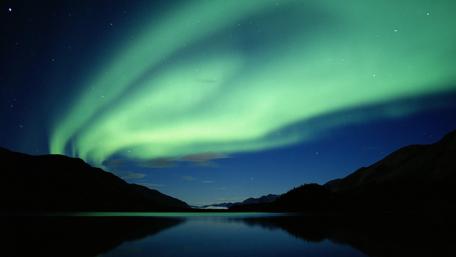 Enchanting Northern Lights Over Tranquil Lake wallpaper