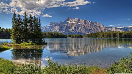 Majestic Mountain Reflections in Tranquil Waters wallpaper