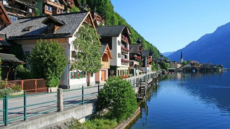 Charming Lakeside Village Scene in Austria wallpaper