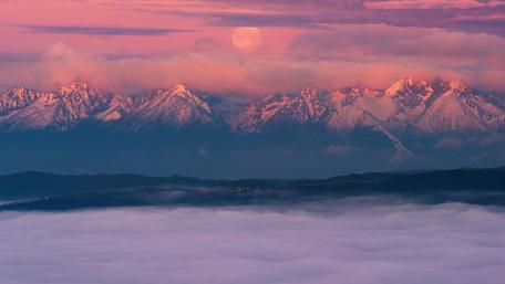Misty Mountain Majesty Under a Pink Sky wallpaper