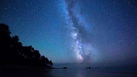 Starry Night Over Tranquil Seashore wallpaper