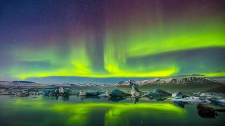 Majestic Northern Lights Over a Frozen Landscape wallpaper