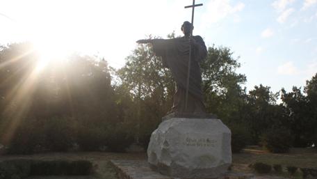 Elegant Statue Illuminated by Sunlight wallpaper