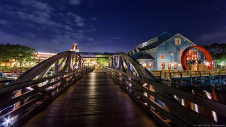 Charming Nighttime Cityscape with Bridge and Building Features wallpaper