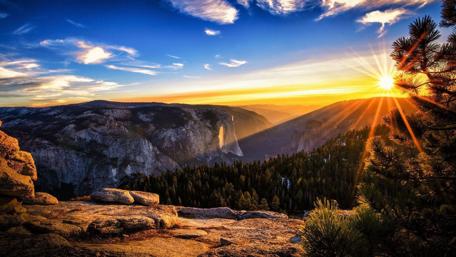 Breathtaking Sunset Over Majestic Mountains wallpaper