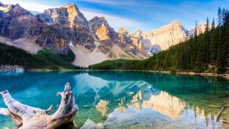 Majestic Mountain Reflections in Tranquil Lake wallpaper
