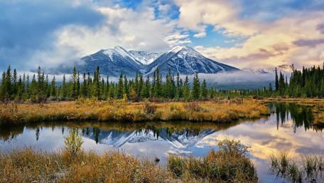 Serene Mountain Reflection in Misty Lake wallpaper