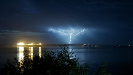Majestic Lightning Over Calm Waters wallpaper