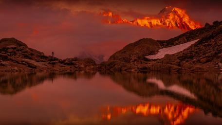 Majestic Sunset Over Serene Lake wallpaper