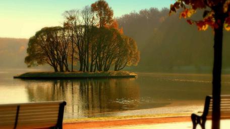 Serene Island Reflections in Autumn Light wallpaper