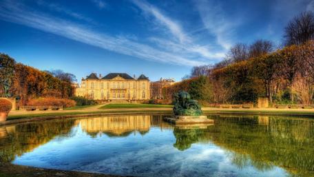 Majestic Castle Reflected in Serene Lake Scene wallpaper