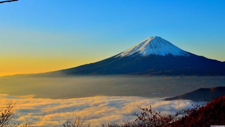 Majestic Mountain Sunrise Over Clouds wallpaper