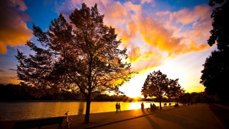 Soothing Sunset Over Tranquil Waters wallpaper