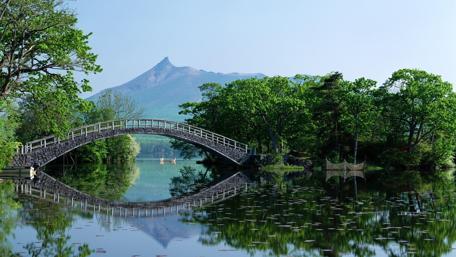 Serene Arch Bridge over Tranquil Waters wallpaper