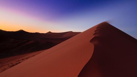 Breathtaking Desert Dunes at Dusk wallpaper