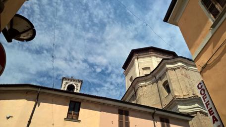 Sunny Day Over Historic Streets wallpaper
