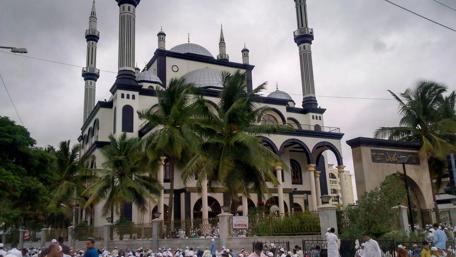 Majestic Mosque Amidst Urban Landscape in Bangalore wallpaper