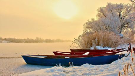 Serene Winter Morning by the Water wallpaper