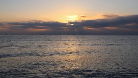Serene Sunset Over Tranquil Waters wallpaper