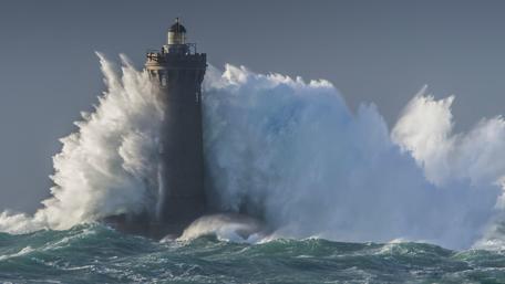 Lighthouse Against the Fury of Waves wallpaper
