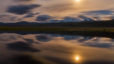 Serene Mountain Reflections at Dusk wallpaper