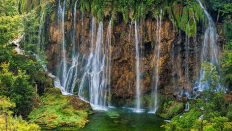 Majestic Waterfall in Lush Green Paradise wallpaper