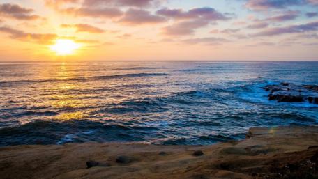 Serene Sunset Over Tranquil Ocean Waves wallpaper