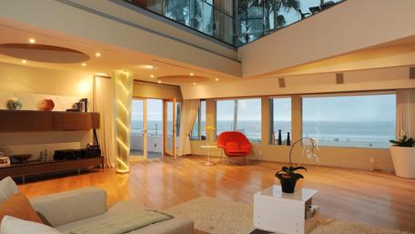 Serene Coastal Living Space with Modern Design wallpaper