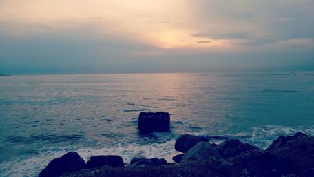 Serene Ocean Sunset Over Gentle Waves wallpaper