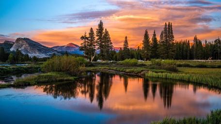 Serene Sunset Over Mountain Reflections wallpaper